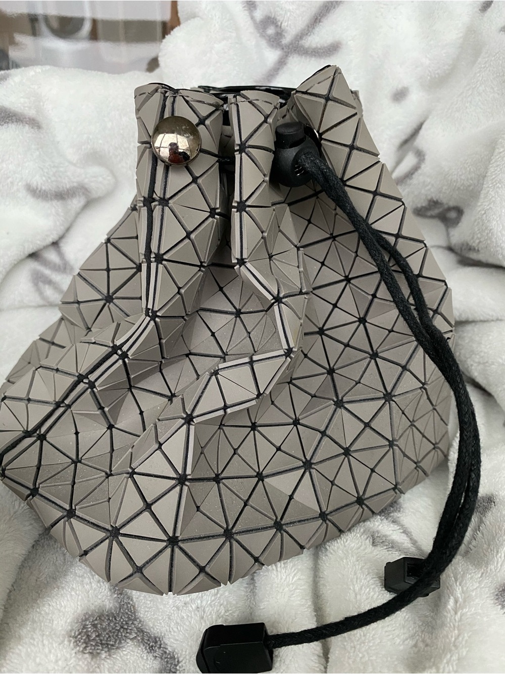 Geometric Drawstring Bucket Bag - Light grey - Picture 2 of 6
